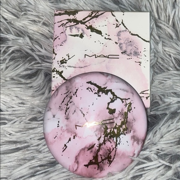 MAC cosmetics Next to Nothing Bronzing Powder - Picture 2 of 11